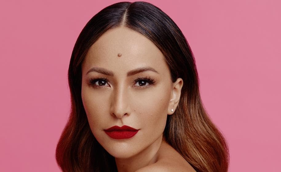 Sabrina Sato surge puxando o biquíni e detalhe chama atenção dos seguidores