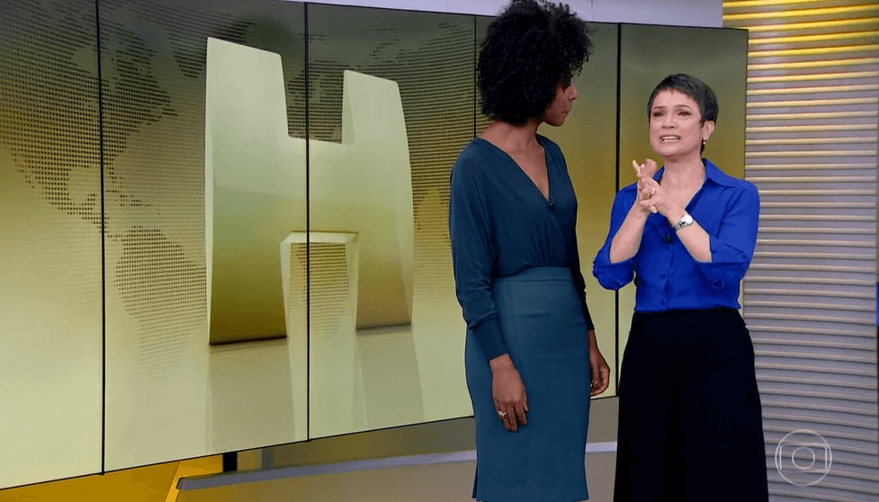Sandra Annenberg e Maju Coutinho se emocionaram durante o "Jornal Hoje" (Foto: Reprodução/Globoplay) Sandra Annenberg e Maju Coutinho se emocionaram durante o "Jornal Hoje" (Foto: Reprodução/Globoplay)