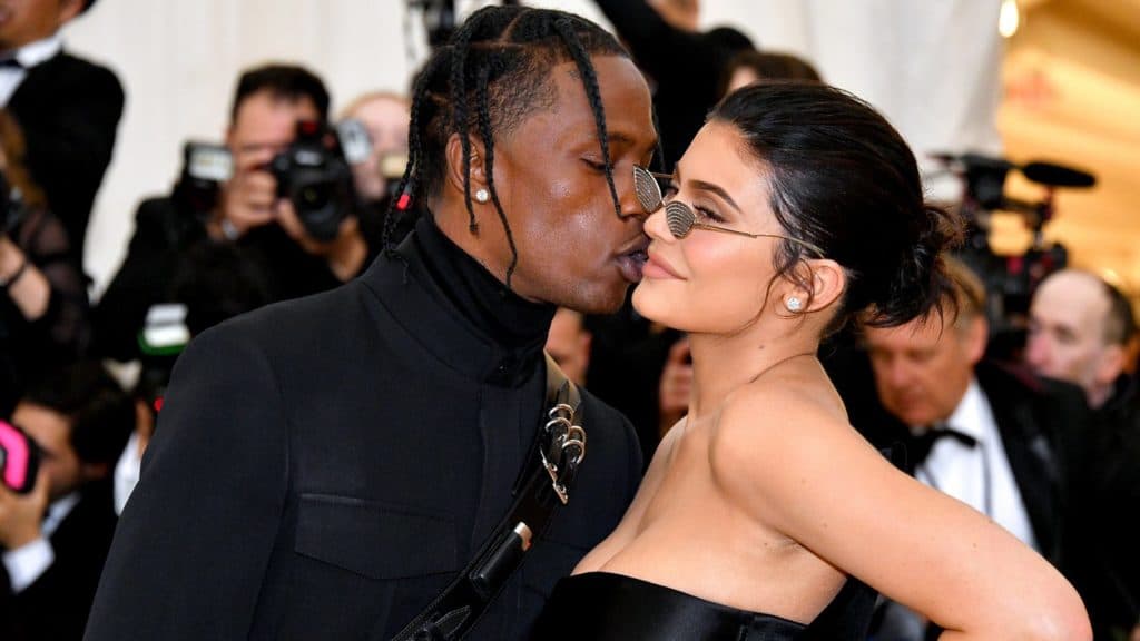 Kylie Jenner surge em foto pelada com o namorado e tamanho da parte íntima assusta
