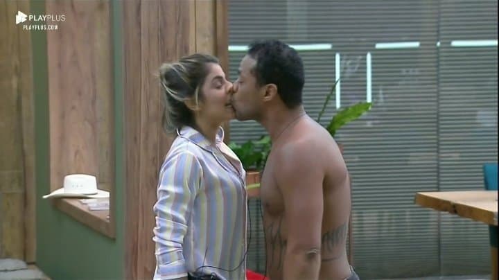 Phellipe beija Hariany à força em A Fazenda (Reprodução: PlayPlus)
