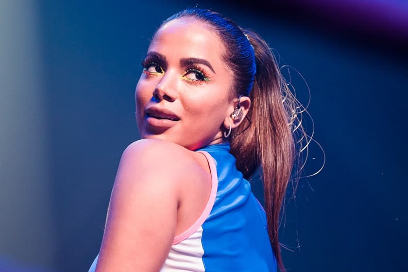 Famoso cantor perde a vergonha e se declara para Anitta: "amor"