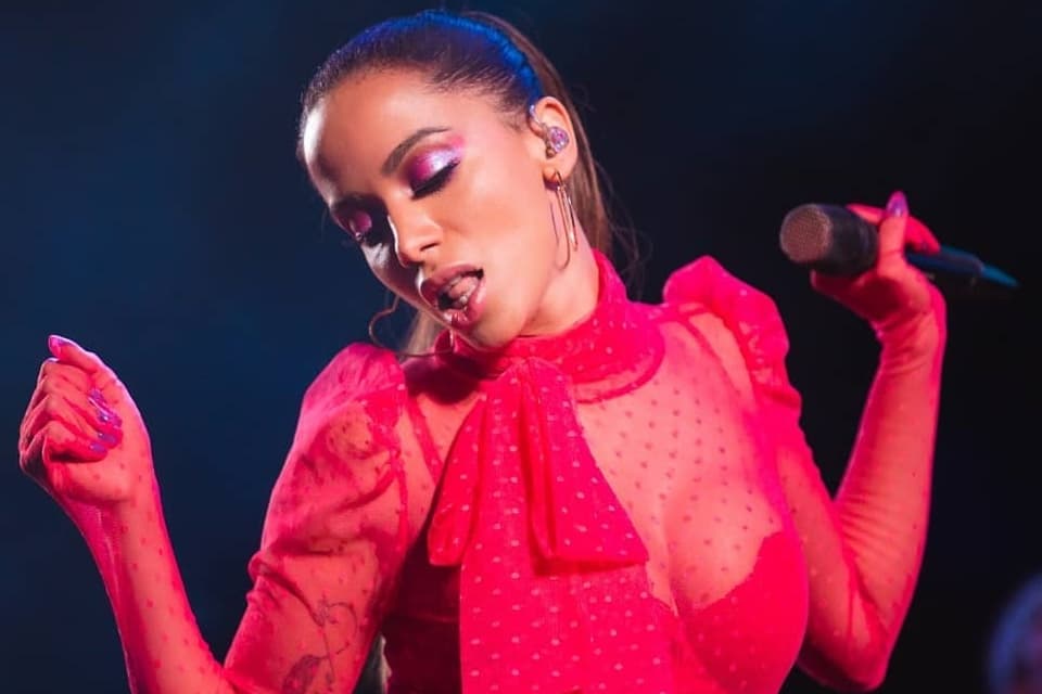 Anitta é flagrada em chuveiro de hotel e imagens íntimas da cantora vazam