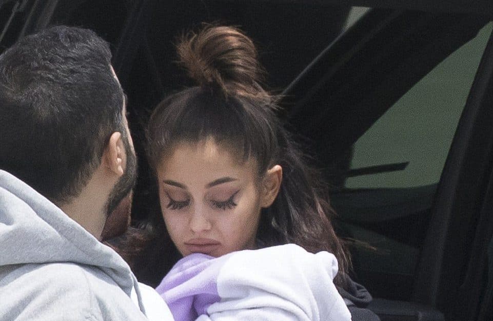 Ariana Grande cancela shows de sua turnê para cuidar de sua saúde e grave doença vem à tona