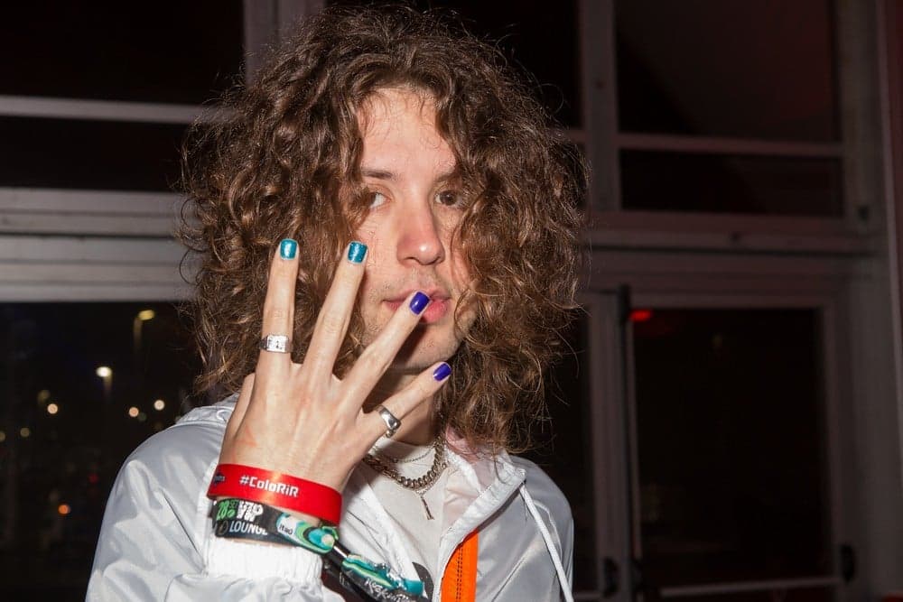 Lucas Jagger e suas unhas pintadas de azul (Foto: Artur Meninea/Gshow) Lucas Jagger e suas unhas pintadas de azul (Foto: Artur Meninea/Gshow)