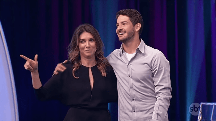 A filha de Silvio Santos do SBT, Rebeca Abravanel e Alexandre Pato no Roda a Roda, que registrou alta audiência (Foto: Reprodução/SBT) A filha de Silvio Santos do SBT, Rebeca Abravanel e Alexandre Pato no Roda a Roda, que registrou alta audiência (Foto: Reprodução/SBT)