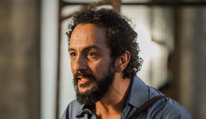 Irandhir Santos radicaliza, raspa a cabeça e deixa público espantado com seu novo visual para novela da Globo