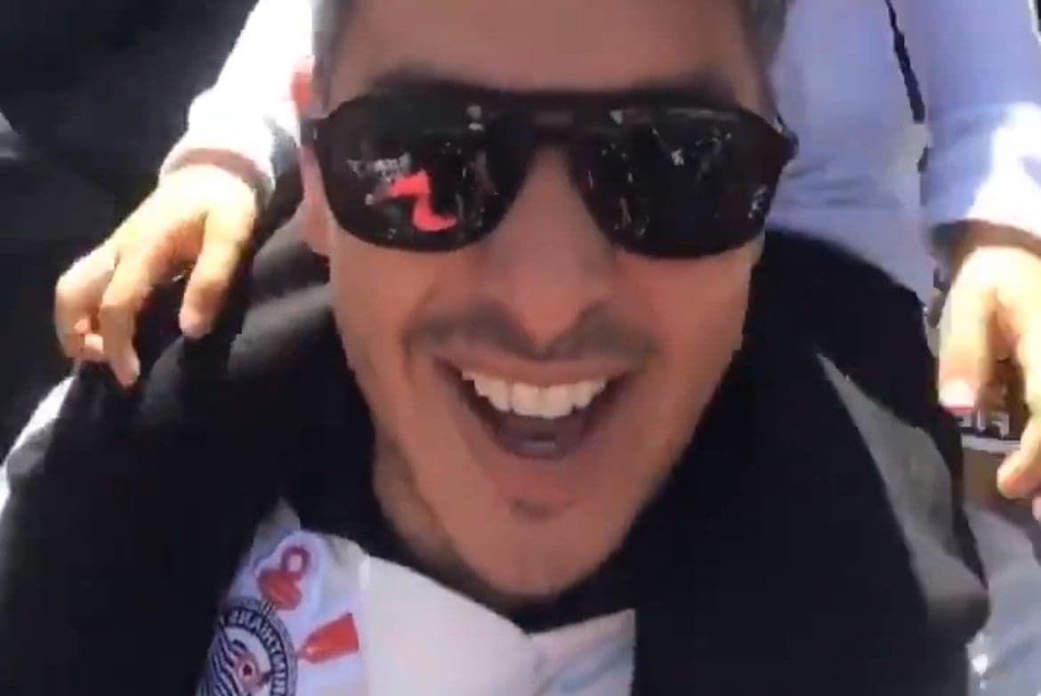 Ivan Moré foi pra torcida do Corinthians com a família, o que não podia fazer na Globo (Foto: Reprodução) Ivan Moré foi pra torcida do Corinthians com a família, o que não podia fazer na Globo (Foto: Reprodução)