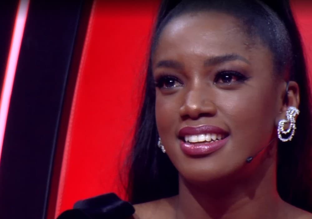 Iza chora no The Voice Brasil (Foto: Reprodução) Iza chora no The Voice Brasil (Foto: Reprodução)