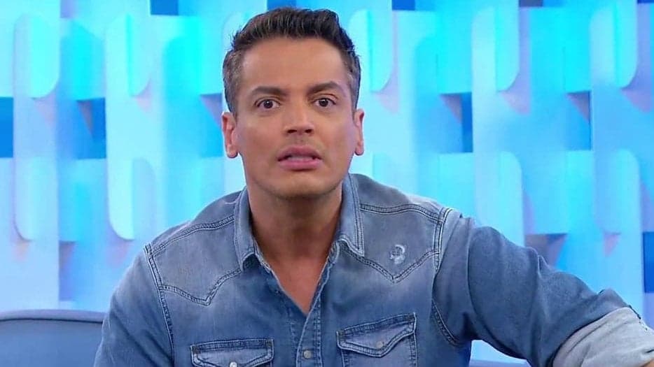 Leo Dias dá pisão em seguidora que o acusou de estar 'bem doido' durante entrevista