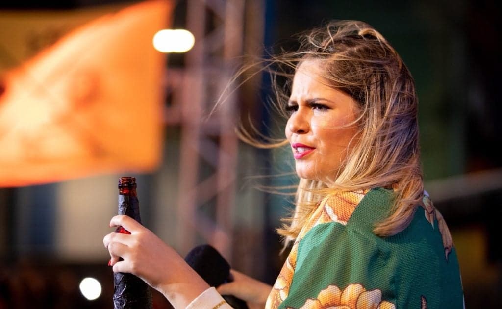 Marília Mendonça anuncia retorno aos palcos após nascimento do primeiro filho: "estou de volta"