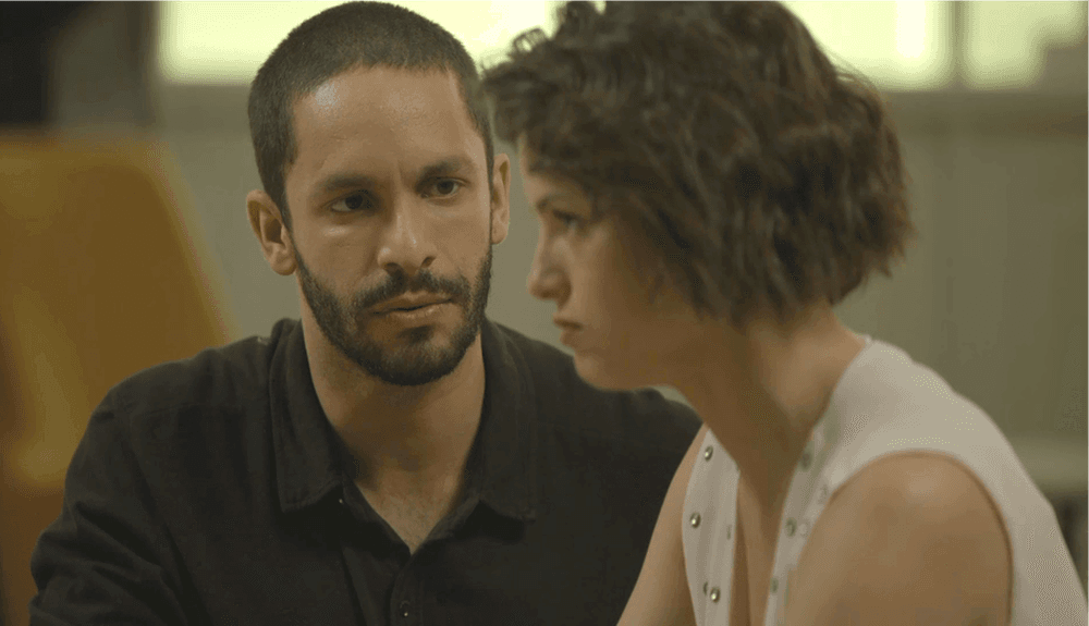 Téo e Josiane em cena da novela das 21h da Globo, A Dona do Pedaço (Foto: Reprodução) Téo e Josiane em cena da novela das 21h da Globo, A Dona do Pedaço (Foto: Reprodução)
