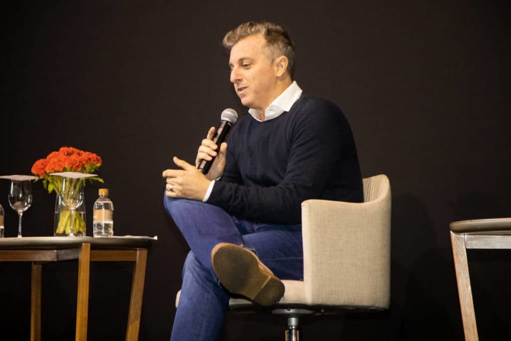 Luciano Huck choca ao defender Lula em campanha antecipada para 2022