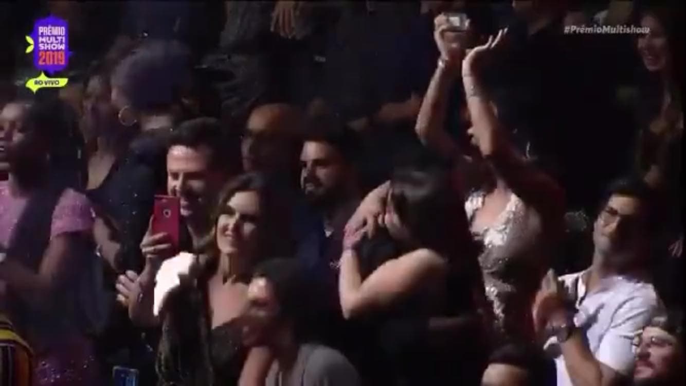 Fátima Bernardes filma Ludmilla recebendo premiação no Prêmio Multishow (Reprodução: Internet) Fátima Bernardes filma Ludmilla recebendo premiação no Prêmio Multishow (Reprodução: Internet)