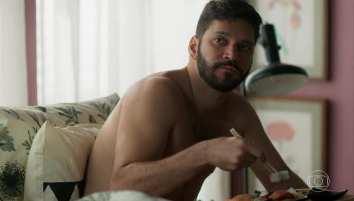 Armando Babaioff, galã da Globo, cai em golpe e público vai ao delírio com nude enviado para bandido