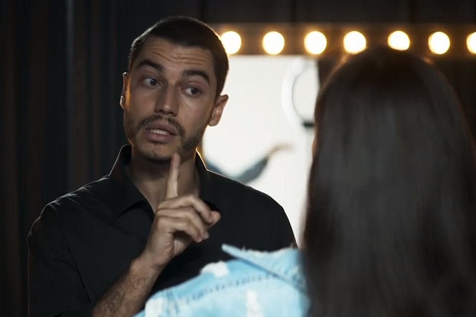 A Dona do Pedaço: Camilo humilha Vivi e faz ela comer ajoelhada a seus pés