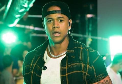 Léo Santana surge em vídeo comprometedor simulando sexo em cima do palco e imagens viralizam