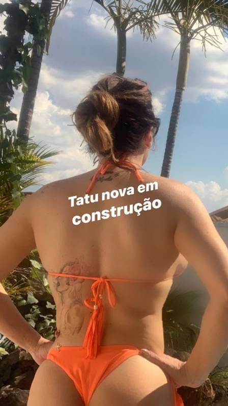 Simony exibindo nova tatuagem em construção