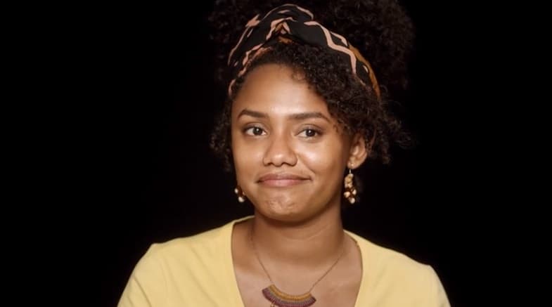 Jéssica Ellen é Camila, filha adotada de Lurdes e que será formada em história. Ela tem o sonho de transformar o mundo por meio da educação (Foto: Reprodução/TV Globo)