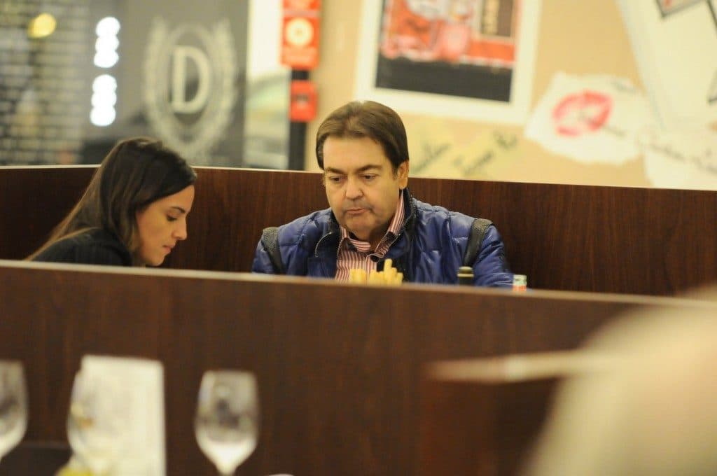 Briga? Faustão e sua esposa curtem viagem em família, mas de distanciam em show