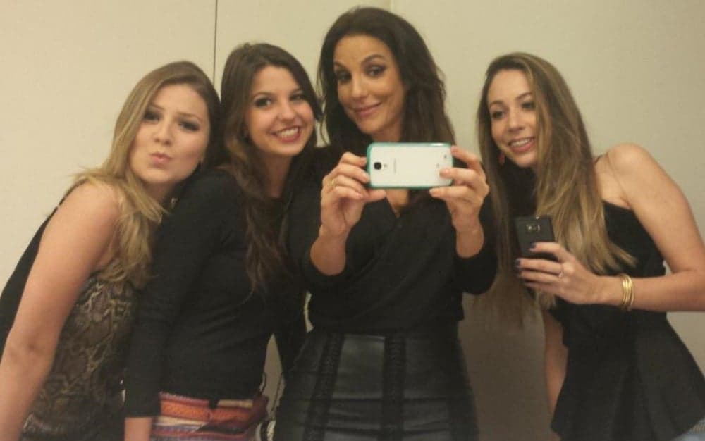 Marina Ozorio (de cabelo preto) estava com as amigas no banheiro da casa de Luciano Huck quando encontraram com Ivete — Foto: Marina Ozorio/Arquivo Pessoal Marina Ozorio (de cabelo preto) estava com as amigas no banheiro da casa de Luciano Huck quando encontraram com Ivete — Foto: Marina Ozorio/Arquivo Pessoal
