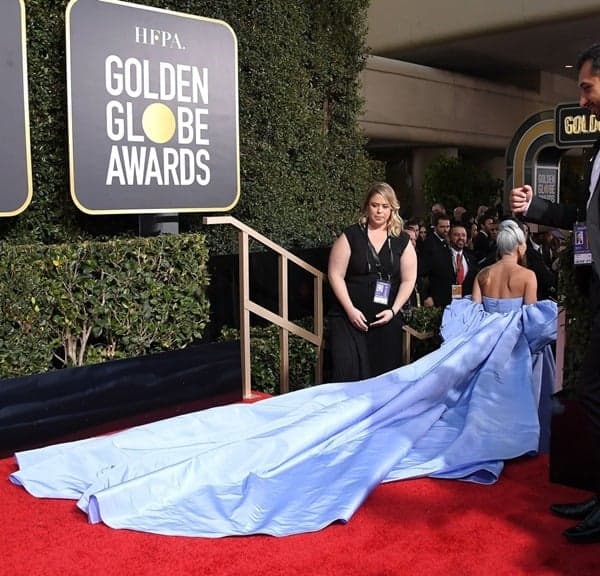 Lady gaga esquece vestido usado no Globo de Ouro em Hotel e camareira leva peça a leilão Lady gaga esquece vestido usado no Globo de Ouro em Hotel e camareira leva peça a leilão
