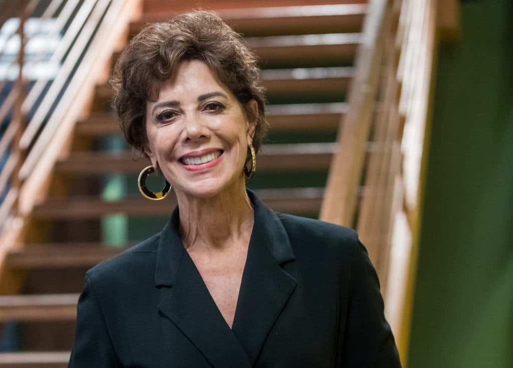 Vera (Angela Vieira) na trama de Bom Sucesso. A personagem fez referência ao slogan utilizado contra Jair Bolsonaro (Foto: Globo/Raquel Cunha) Vera (Angela Vieira) na trama de Bom Sucesso. A personagem fez referência ao slogan utilizado contra Jair Bolsonaro (Foto: Globo/Raquel Cunha)
