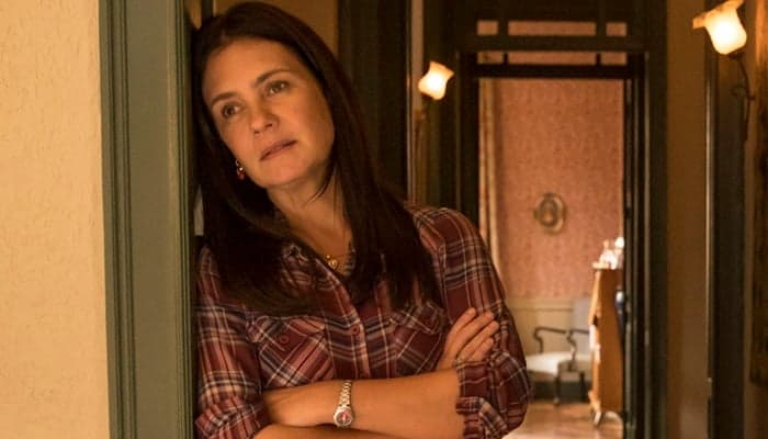 Adriana Esteves é a superprotetora Thelma e para se tornar avó vai furar a camisinha do filho em Amor de Mãe (Foto: Globo/João Cotta) Adriana Esteves é a superprotetora Thelma e para se tornar avó vai furar a camisinha do filho em Amor de Mãe (Foto: Globo/João Cotta)