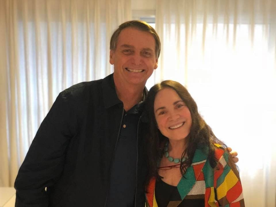 A atriz Regina Duarte ao lado do presidente Jair Bolsonaro (Foto: Reprodução) A atriz Regina Duarte ao lado do presidente Jair Bolsonaro (Foto: Reprodução)