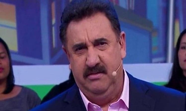 Ratinho, podre de rico, frequenta lugar impróprio para ele, justifica e público se revolta: "Mentira"