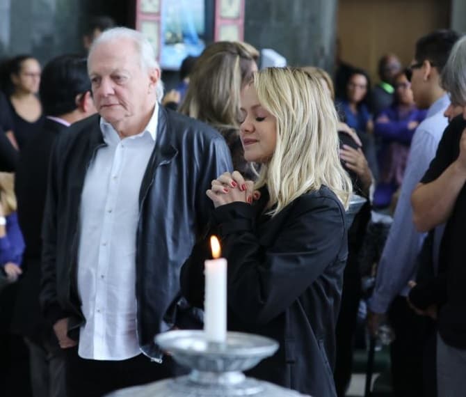 Eliana não consegue segurar choro em velório de Gugu e pede orações à família do amigo