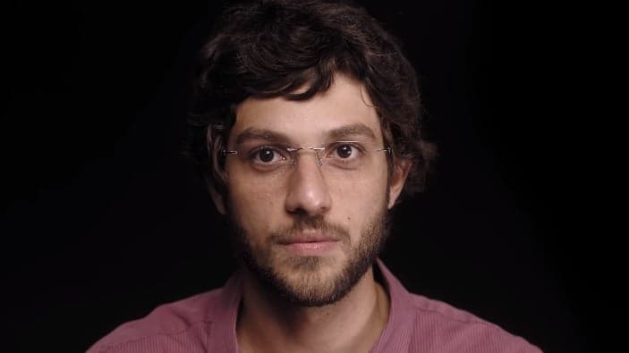 Chay Suede é filho de Adriana Esteves em Amor de Mãe (Foto: Reprodução/TV Globo) Chay Suede é filho de Adriana Esteves em Amor de Mãe (Foto: Reprodução/TV Globo)