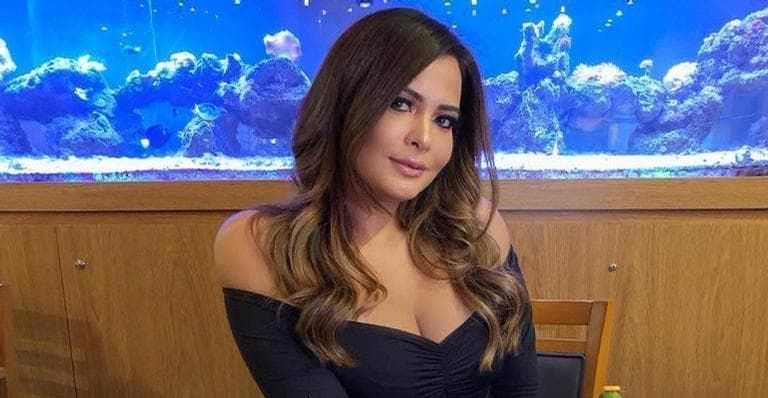 Geisy Arruda perde a vergonha e surge ajoelhada só de calcinha na cama: "Gostosa até comendo"
