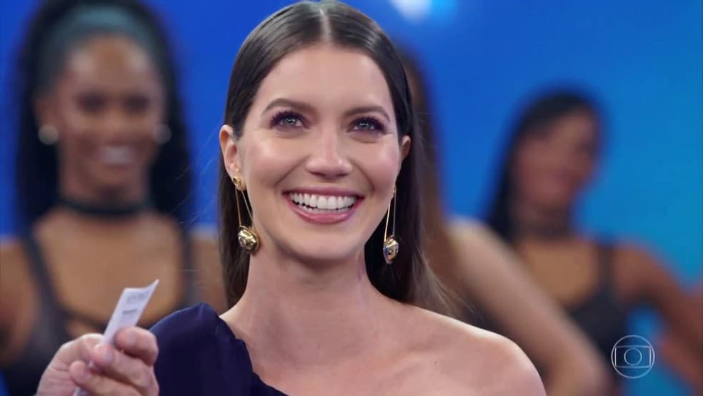 Nathalia Dill é ignorada por famosos da Globo no Arquivo Confidencial e escândalo é exposto