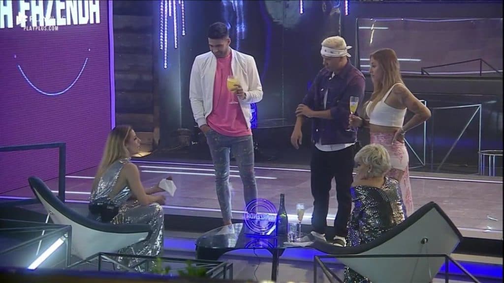 Aricia Silva, Netto, Viny Vieira, Bifão e Andréa de Nóbrega juntos durantes a 'Festa A Fazenda' na Record (Foto: Reprodução/PlayPlus)