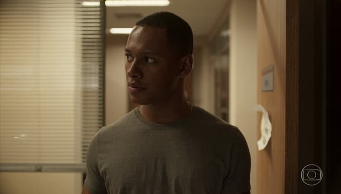 Wesley (Dan Ferreira) vai morrer assassinado por capanga de Álvaro em Amor de Mãe após investigação (Foto: Reprodução/Globo) Wesley (Dan Ferreira) vai morrer assassinado por capanga de Álvaro em Amor de Mãe após investigação (Foto: Reprodução/Globo)