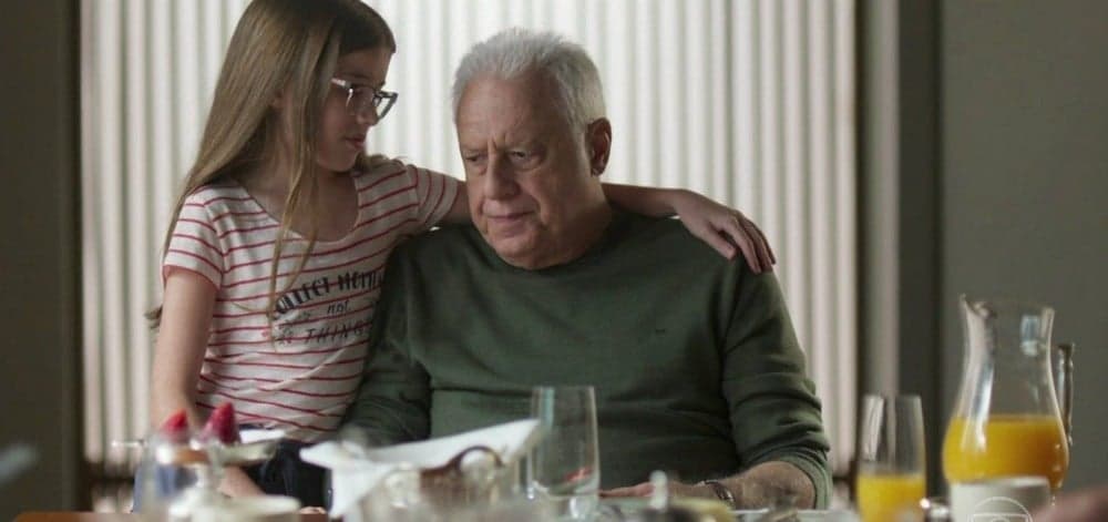 Bom Sucesso: Sofia surpreende Alberto e o deixa emocionado com presente