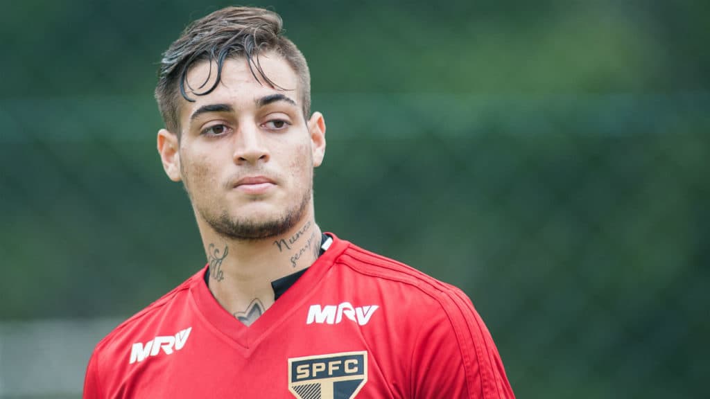 Goleiro Jean, do São Paulo, é preso e tem foto na cadeia vazada após espancar a mulher