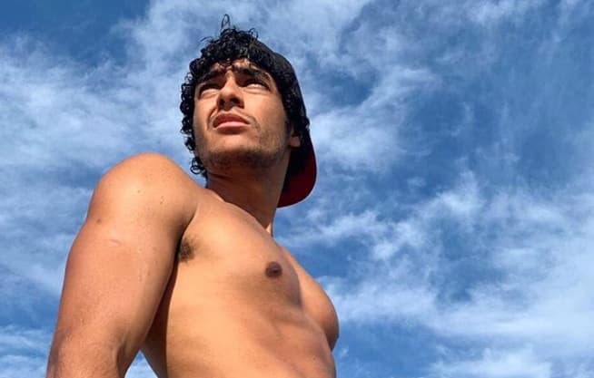 Galã de Bom Sucesso surge apenas de sunga na praia, corpo dá o que falar e detalhe rouba a cena