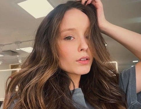 Após acertar com a Globo, Larissa Manoela muda o visual radicalmente e fica ruiva: "Fase incrível"