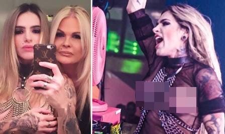 Mulher de Monique Evans, Cacá Werneck, deixa os seios à mostra durante show e exibe o abdômen trincado