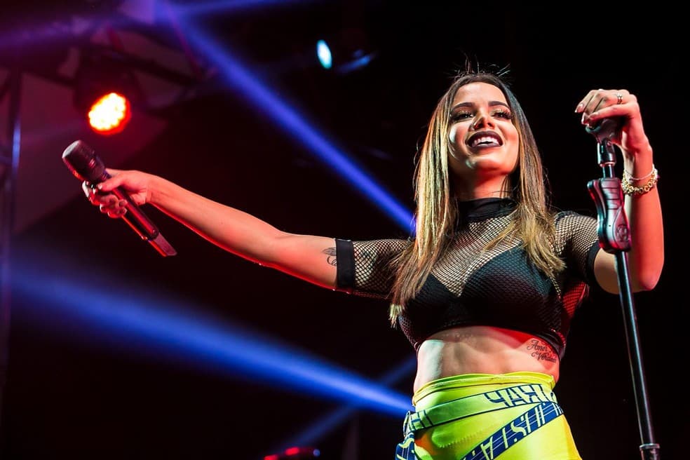 Anitta quebra o silêncio após ser acusada de perder contrato por exigências e expõe a verdade