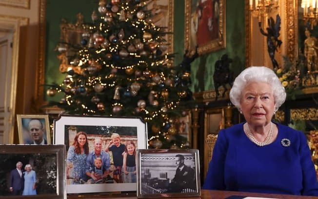 Rainha Elizabeth II excluí príncipe Harry e Meghan Markle de suas fotos (Foto: Reprodução)