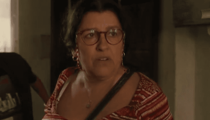 Amor de Mãe: Lurdes faz descoberta, fica na mira de inimigo e surpreende com revelação