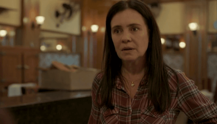 Thelma (Adriana Esteves) reencontrará Jane (Isabel Teixeira), que guarda segredo do passado em Amor de Mãe (Foto: Reprodução/Globo) Thelma (Adriana Esteves) reencontrará Jane (Isabel Teixeira), que guarda segredo do passado em Amor de Mãe (Foto: Reprodução/Globo)