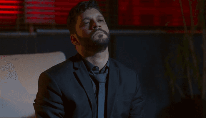 Diogo (Armando Babaioff) vai matar Jeniffer (Nathalia Altenbernd) em Bom Sucesso (Foto: Reprodução/Globo) Diogo (Armando Babaioff) vai matar Jeniffer (Nathalia Altenbernd) em Bom Sucesso (Foto: Reprodução/Globo)