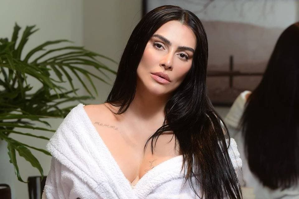 A cantora Cleo surpreendeu ao aparecer com look ousado em postagem da mãe (Foto: Reprodução) A cantora Cleo surpreendeu ao aparecer com look ousado em postagem da mãe (Foto: Reprodução)