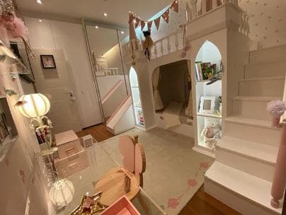 Deborah Secco choca ao mostrar decoração luxuosa do quarto da filha (Foto: Instagram) Deborah Secco choca ao mostrar decoração luxuosa do quarto da filha (Foto: Instagram)