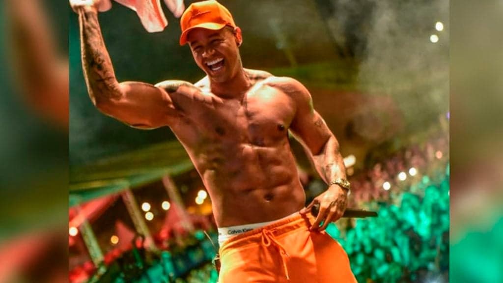Em banheiro, Léo Santana sensualiza ao mostrar músculos e volume enlouquece fãs