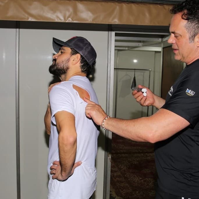 Luciano Camargo é atacado por abelha durante show (Imagem: Instagram) Luciano Camargo é atacado por abelha durante show (Imagem: Instagram)