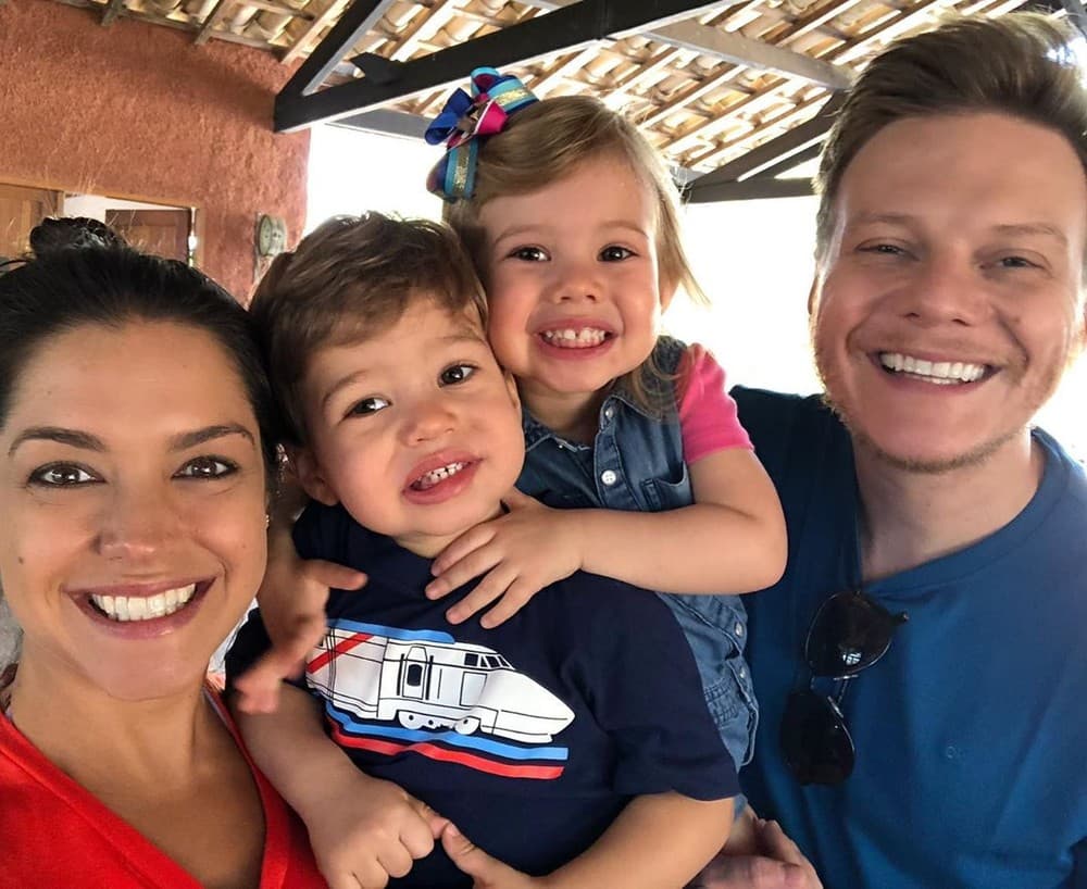 Thaís Fersoza e Michel Teló com os filhos (Foto: Reprodução) Thaís Fersoza e Michel Teló com os filhos (Foto: Reprodução)